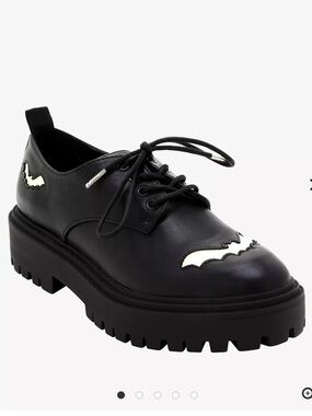 HOT TOPIC Glow-In-The-Dark Bats Lace-Up Oxfords Women’s Size 9 Like New Black